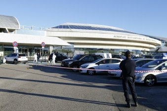 Des membres de la police scientifique près du corps d'Antoine Quilichini tué lors d'une fusillade devant l'aéroport de Bastia, le 5 décembre 2017 en Corse