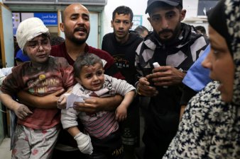 Des enfants blessés dans un bombardement israélien à l'hôpital de Rafah dans le sud de la bande de Gaza le 1er mars 2024