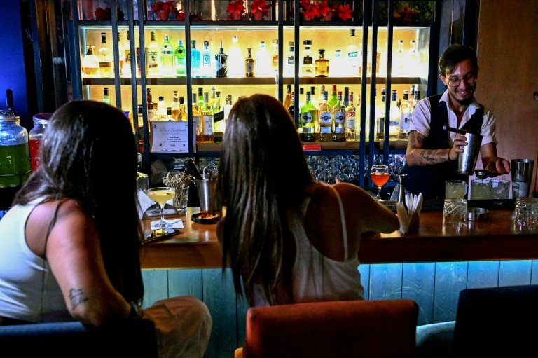 Des fêtards dans un bar du quartier Mar Mikhaël à Beyrouth, le 22 juin 2024
