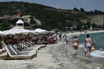 Des bars et restaurants les pieds dans le sable, sur une plage de la péninsule de Chalcidique, en Grèce, le 7 juin 2024