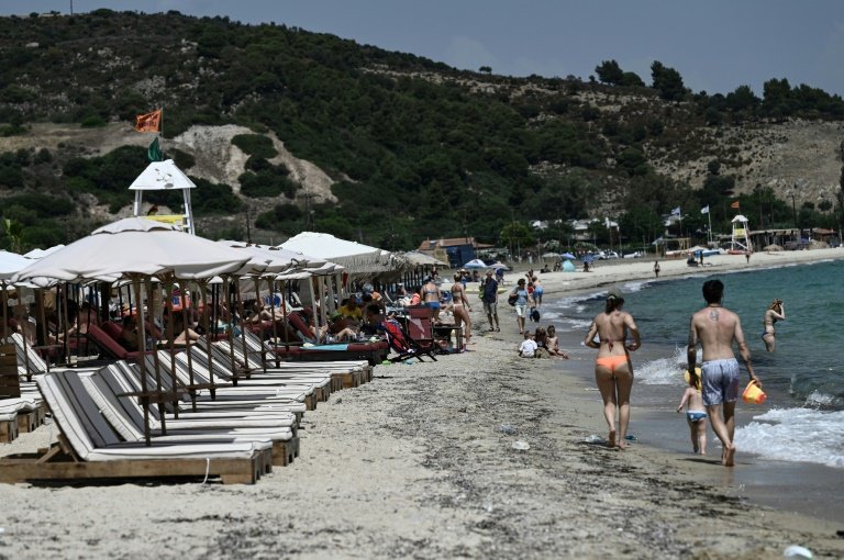 Des bars et restaurants les pieds dans le sable, sur une plage de la péninsule de Chalcidique, en Grèce, le 7 juin 2024
