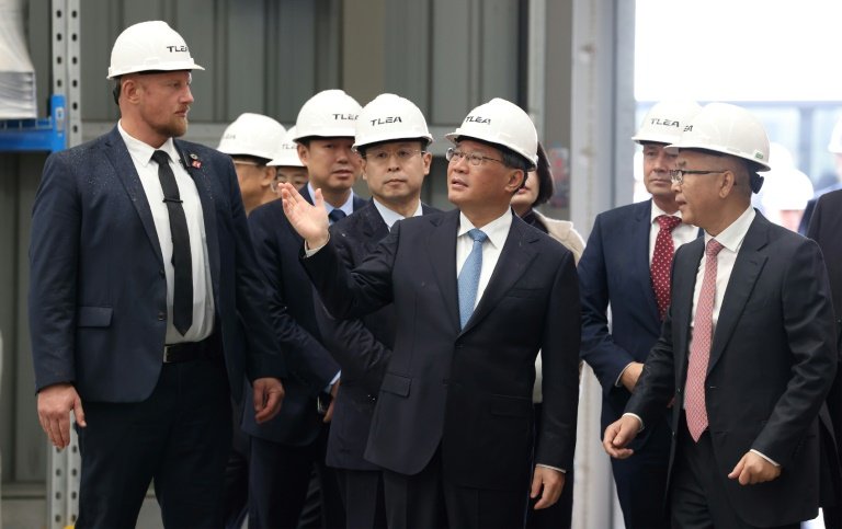 Le Premier ministre chinois Li Quinq visite les installations de la Tianqi Lithium Energy Australia, le 18 juin 2024 à Perth