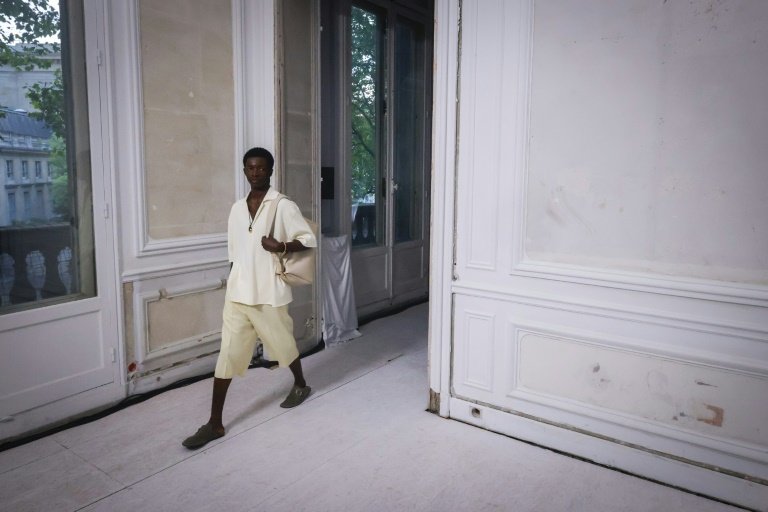 Une création de la collection prêt-à-porter homme AMI Alexandre Mattiussi Printemps/Été 2025 dans le cadre de la semaine de la mode de Paris, le 20 juin 2024
