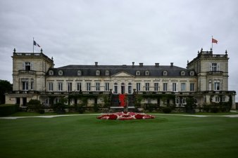 Une vente aux enchères organisée par la maison suisse Baghera Wines au Château Ducru-Beaucaillou, à Saint-Julien-Beychevelle, près de Bordeaux, le 23 juin 2024, en Gironde