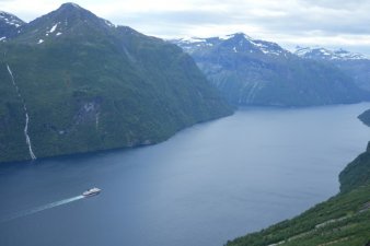 Des touristes admirent le paysage à bord d'u ferry à Margerholm, en Norvège, le 27 juin 2024