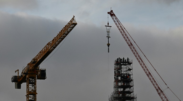 La croix de Notre-Dame de Paris posée au sommet de sa flèche : Actualités -  Orange