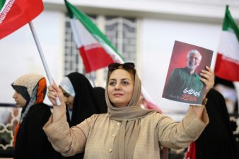 Des Iraniennes sont rassemblées le 3 juillet 2024 dans un stade de Téhéran où se tient un meeting électoral de Massoud Pezeshkian, candidat réformateur à la présidentielle