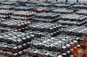 L'UE impose à titre conservatoire jusqu'à 38% de droits de douane supplémentaires sur les importations de véhicules électriques chinois, accusant Pékin d'avoir illégalement subventionné ses constructeurs.