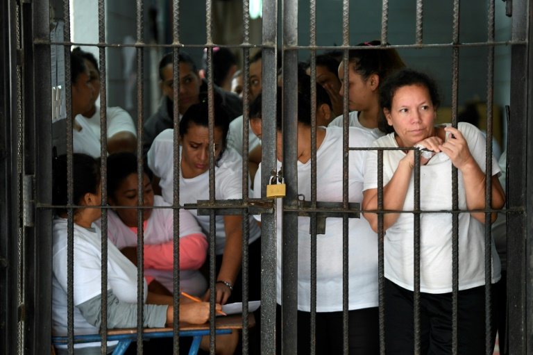 Survivante du massacre perpetré en 2023 dans la prison pour femmes de Tamara, à 25 km au nord de Tegucigalpa, lors d'un entretien avec l'AFP, le 17 juin 2024