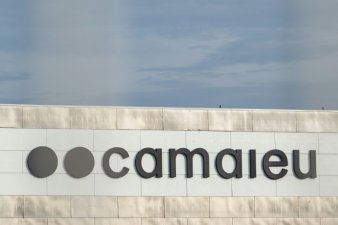 Camaïeu, symbole du déclin du prêt-à-porter en France, renaîtra de ses cendres le 29 août dans 12 magasins et en ligne, a annoncé vendredi Celio, repreneur de la marque