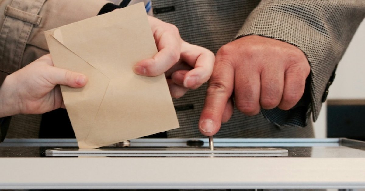 Urne électorale et bulletin de vote