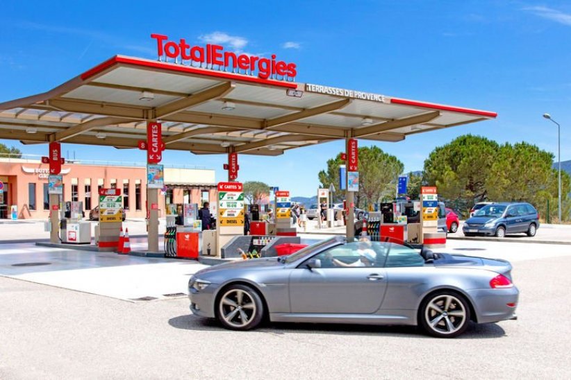 TotalEnergies va équiper ses stations-service de bornes de recharge rapide
