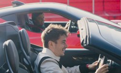 Les Ferrari SF90 en piste avec Sainz et Leclerc