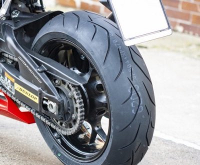 Moto : pneus sous ou surgonflés, quelle différence ? 