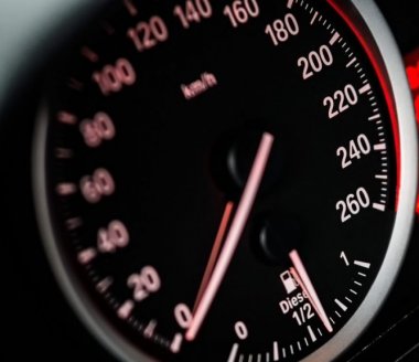 Pourquoi les compteurs de vitesse affichent parfois des limites délirantes ?