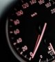Pourquoi les compteurs de vitesse affichent parfois des limites délirantes ?