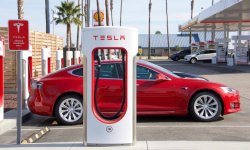 Tesla : Les superchargeurs V4 arrivent en France