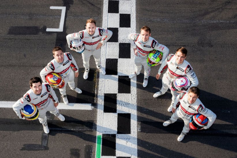 Les pilotes Audi DTM au départ d'une série de courses virtuelles