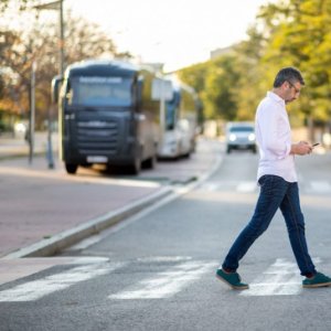 Et si les piétons au téléphone étaient sanctionnés ? 