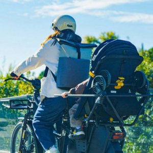 FAAR Ride : la poussette qui devient siège vélo en 2 secondes ! 