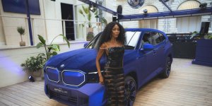 BMW x Naomi Campbell : Une collaboration mystique et électrique 