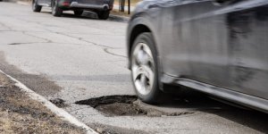 Nids-de-poule : les SUV et les voitures électriques sont trop lourds pour nos routes ? 
