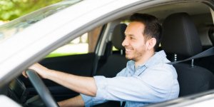 Même coûteuse, la voiture reste indispensable pour la majorité des Français 