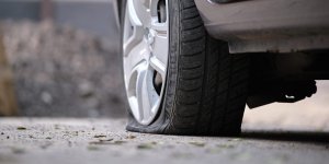 Pneu crevé : faut-il vraiment remplacer les quatre pneus de sa voiture ? 