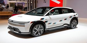 Foxconn passe à la vitesse supérieure avec un SUV électrique qui vise le Tesla Model Y 