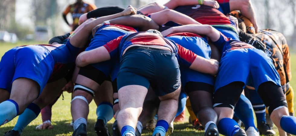 Ces rugbymen qui portent des personnes âgées après une panne d'ascenseur !