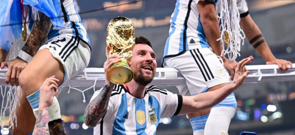 CM 2022 : Messi a brandi un faux trophée lors du bain de foule