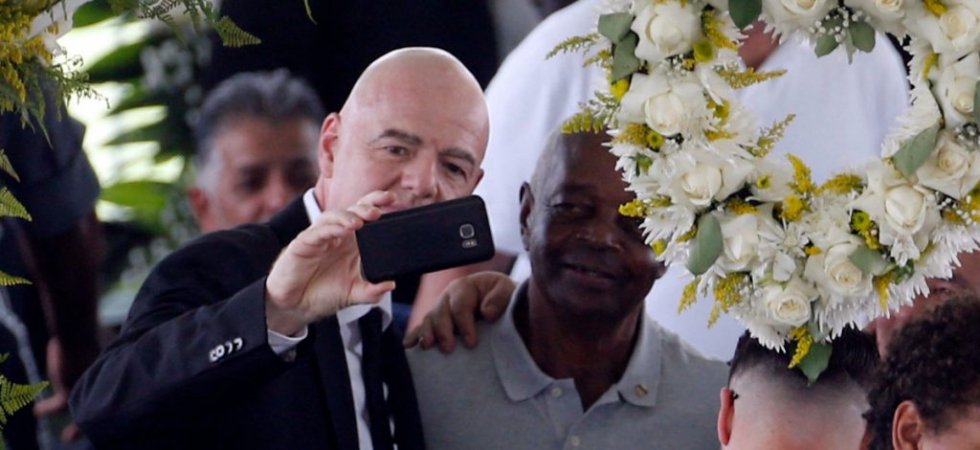 FIFA : Infantino explique son selfie près de Pelé et contre-attaque