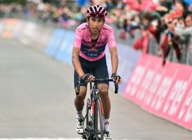 Le vélo de Bernal offert au pape, après le Giro 2021, a été vendu 14 000 euros 