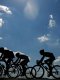 Un cycliste célèbre trop tôt sa victoire et chute avant la ligne d'arrivée 