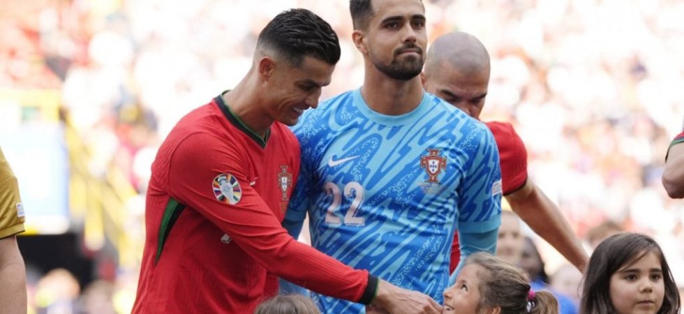 Portugal : Ronaldo, une jeune admiratrice ébahie et un selfie... en plein match 
