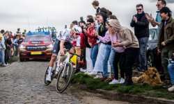 Paris-Roubaix : Une plainte après le jet de casquette sur Van der Poel 