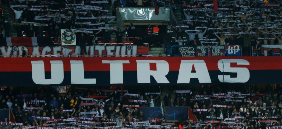 Les supporters du PSG affichent une banderole pour... Toulon