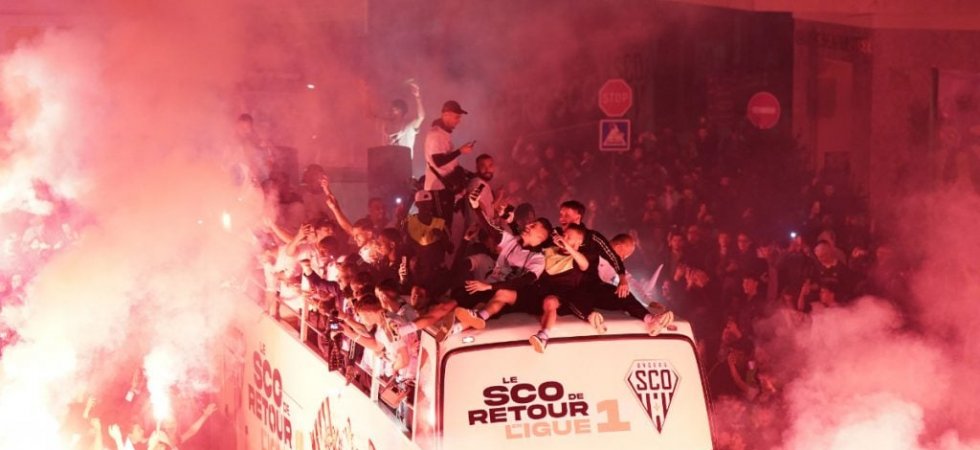 Angers : L'euphorie totale après l'envahissement de terrain des supporters 