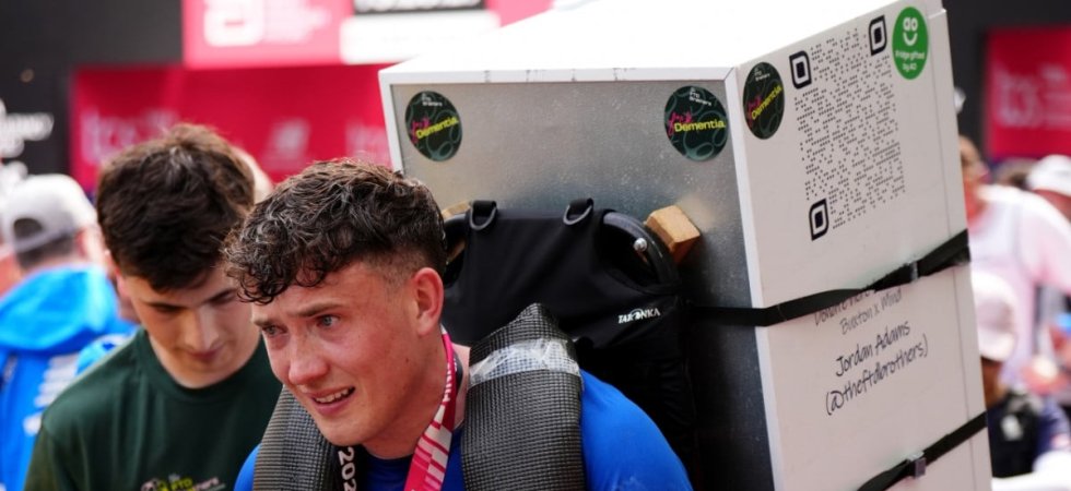Pourquoi ce marathonien court-il avec un frigo sur le dos ?