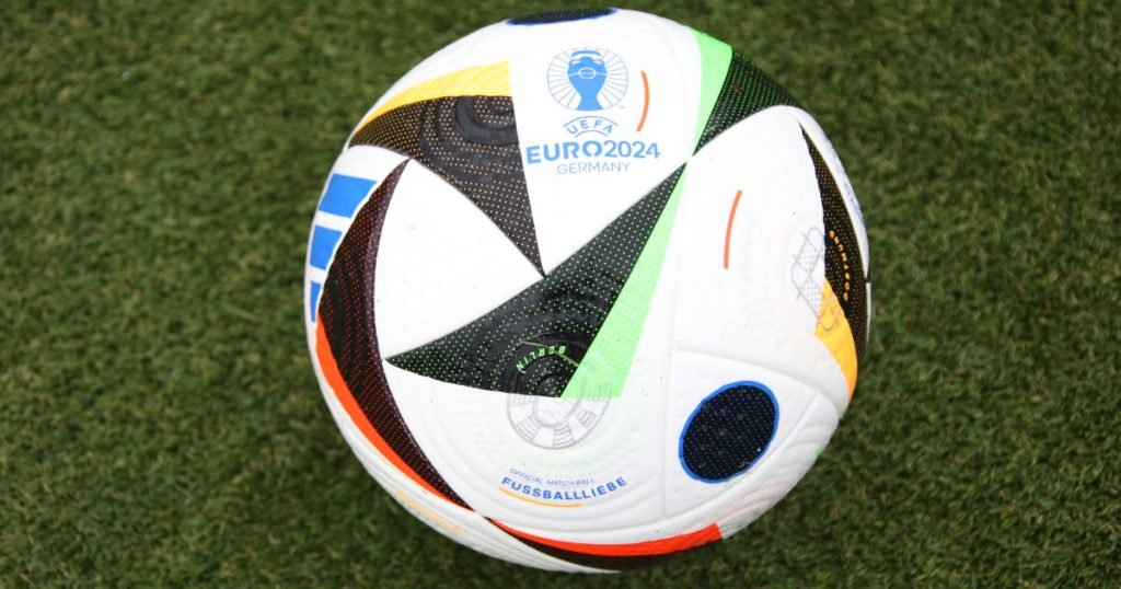 Le nouveau ballon de l'Euro 2024 est bourré de technologies. #safetypromo  #EURO2024 
