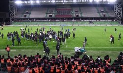 Metz : Des supporters en colère envahissent le terrain 