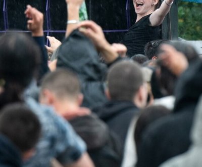 Rave party illégale à Roybon (Isère) : déjà 1 500 personnes