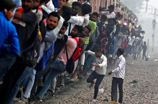 En Inde, la collision de trains laisse place à l'horreur
