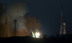 Une fusée Soyouz décolle vers l'ISS avec un Américain et deux Russes à bord