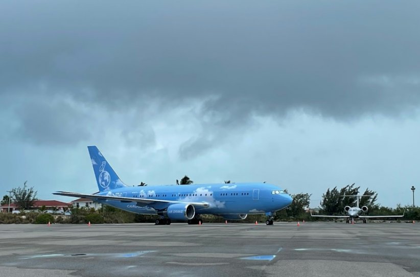 Le Boeing 767, surnommé &quot;Air Drake&quot; du rappeur Drake, sur le parking de l'aéroport de Providenciales, le 25 février 2022 aux Iles Turques-et-Caïques