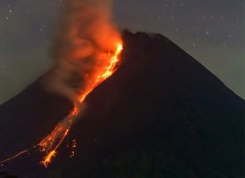 Le volcan indonésien Merapi en éruption crache de la lave en fusion