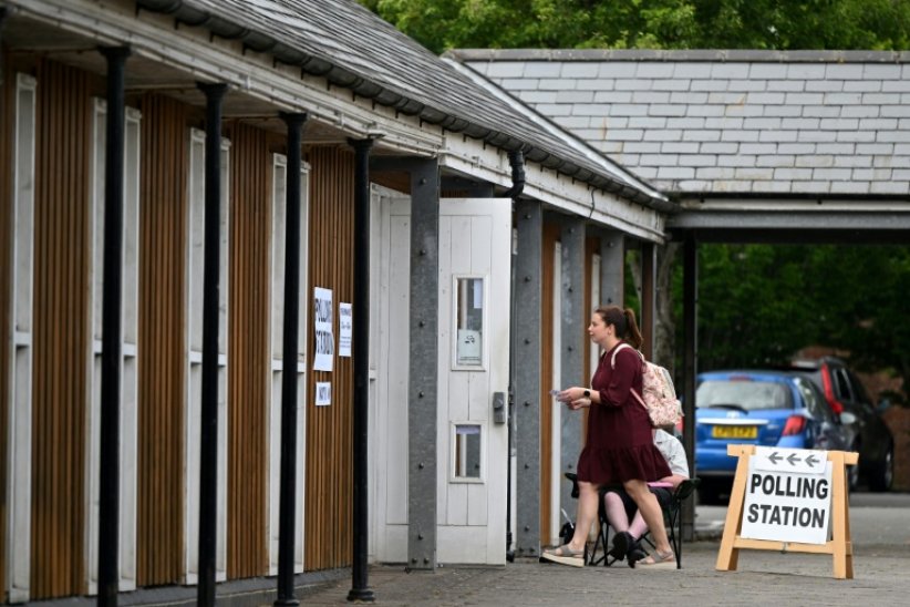 Un bureau de vote à Tiverton, le 23 juin 2022 dans le sud-ouest de l'Angleterre