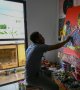 En Côte d'Ivoire, des téléphones usagés finissent en oeuvres d'art 