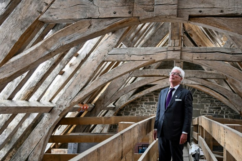 L'écrivain gallois Ken Follett visite la cathédrale de Dol-de-Bretagne dont il a aidé à financer les travaux de rénovation, le 31 juillet 2022 en Ille-et-Vilaine