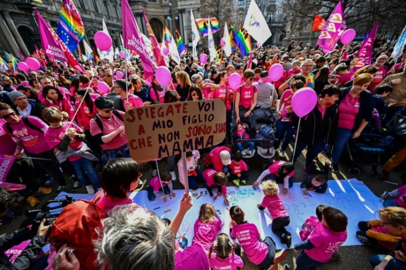 Manifestation pour protester contre des initiatives du gouvernement ultraconservateur de Giorgia Meloni visant à restreindre les droits des parents homosexuels, le 18 mars 2023 à Milan
